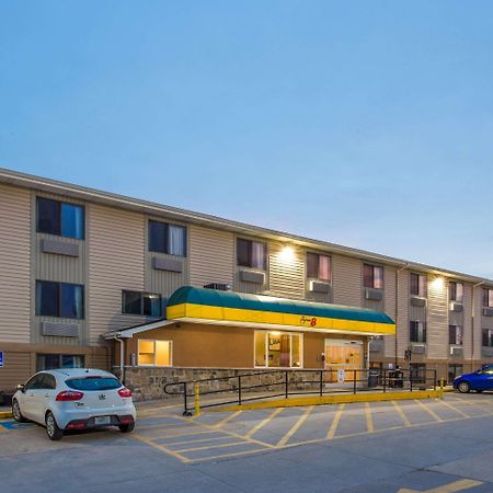 Super 8 By Wyndham Iowa City/Coralville Exterior foto