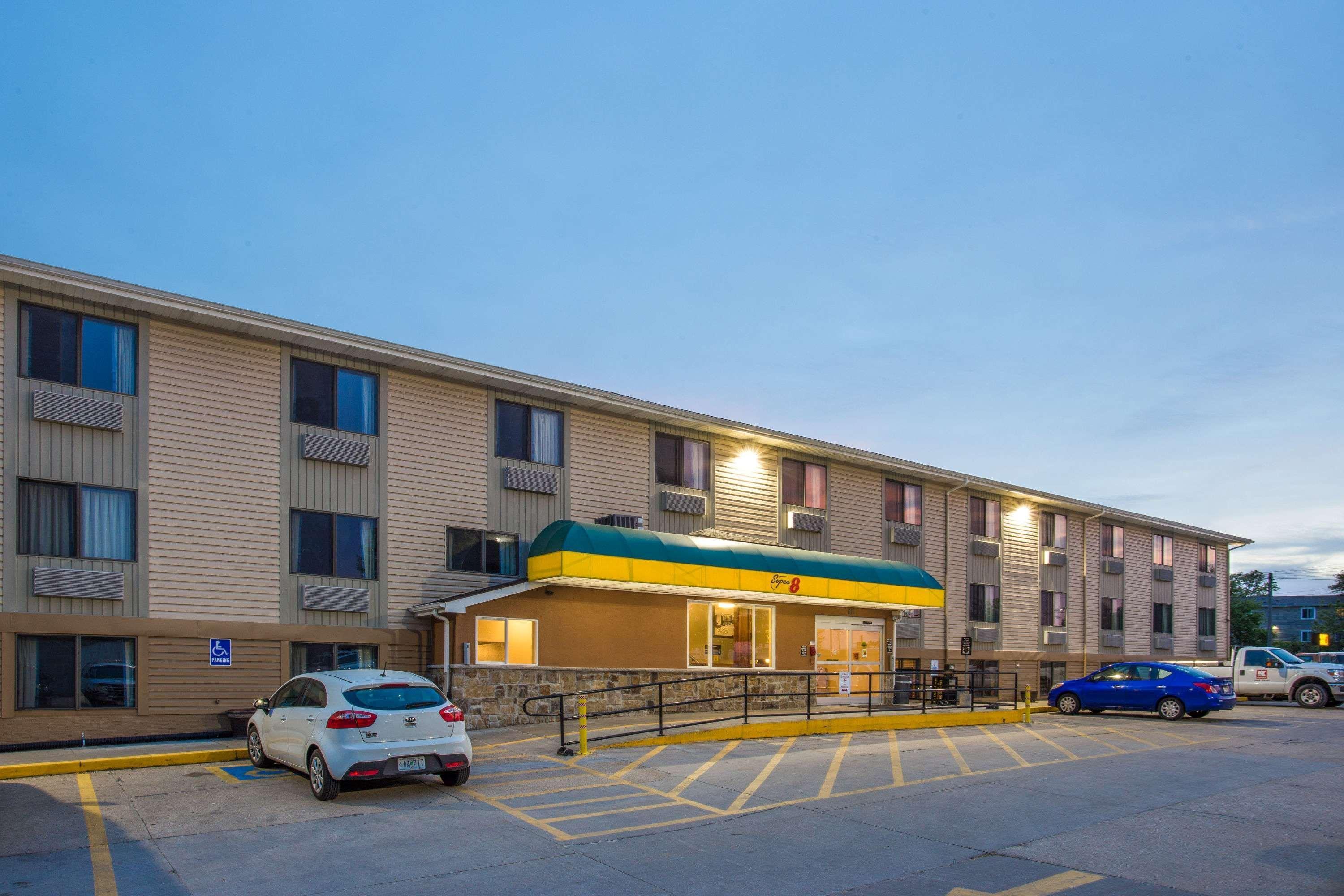 Super 8 By Wyndham Iowa City/Coralville Exterior foto